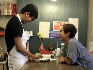 Los padres que abrieron un café sólo para su hijo