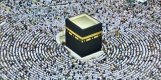من بنى الكعبة المشرفة؟